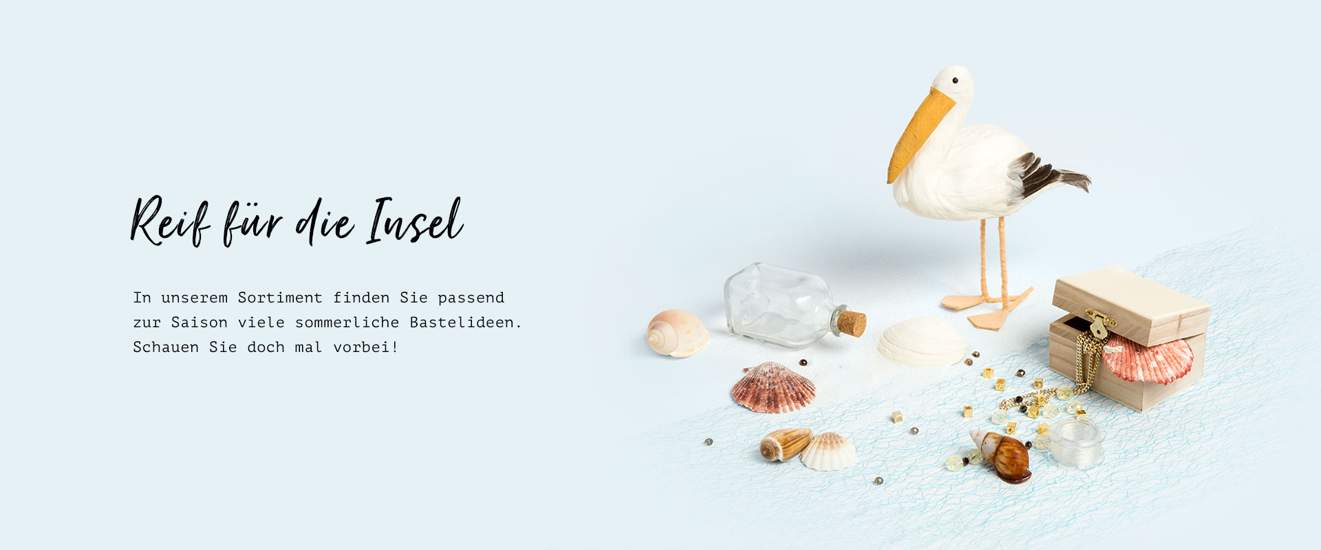 Foto von winterlicher Weihnachts-Deko mit passenden Materialien und Werkzeugen